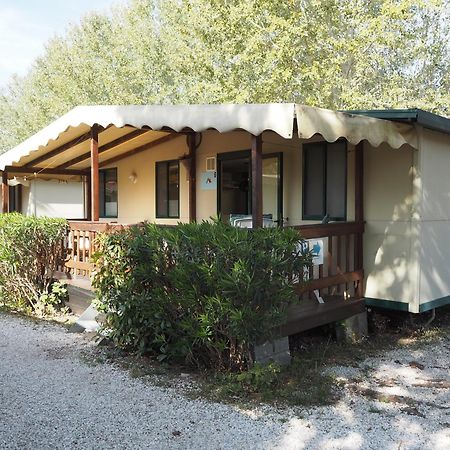 Comfortabele Familie Chalets Met Veranda Incl Airco Dichtbij Zee! Viareggio Exterior foto